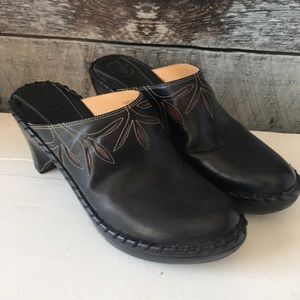 Super cute Frye mules